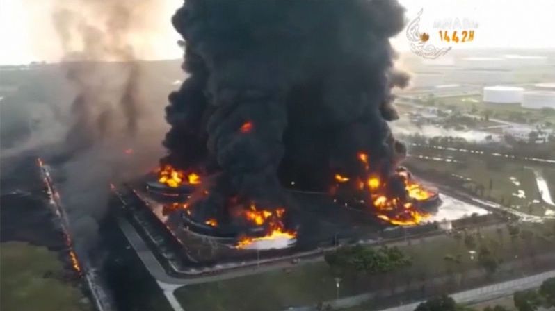 Ohromný požár zachvátil rafinérii u Jakarty